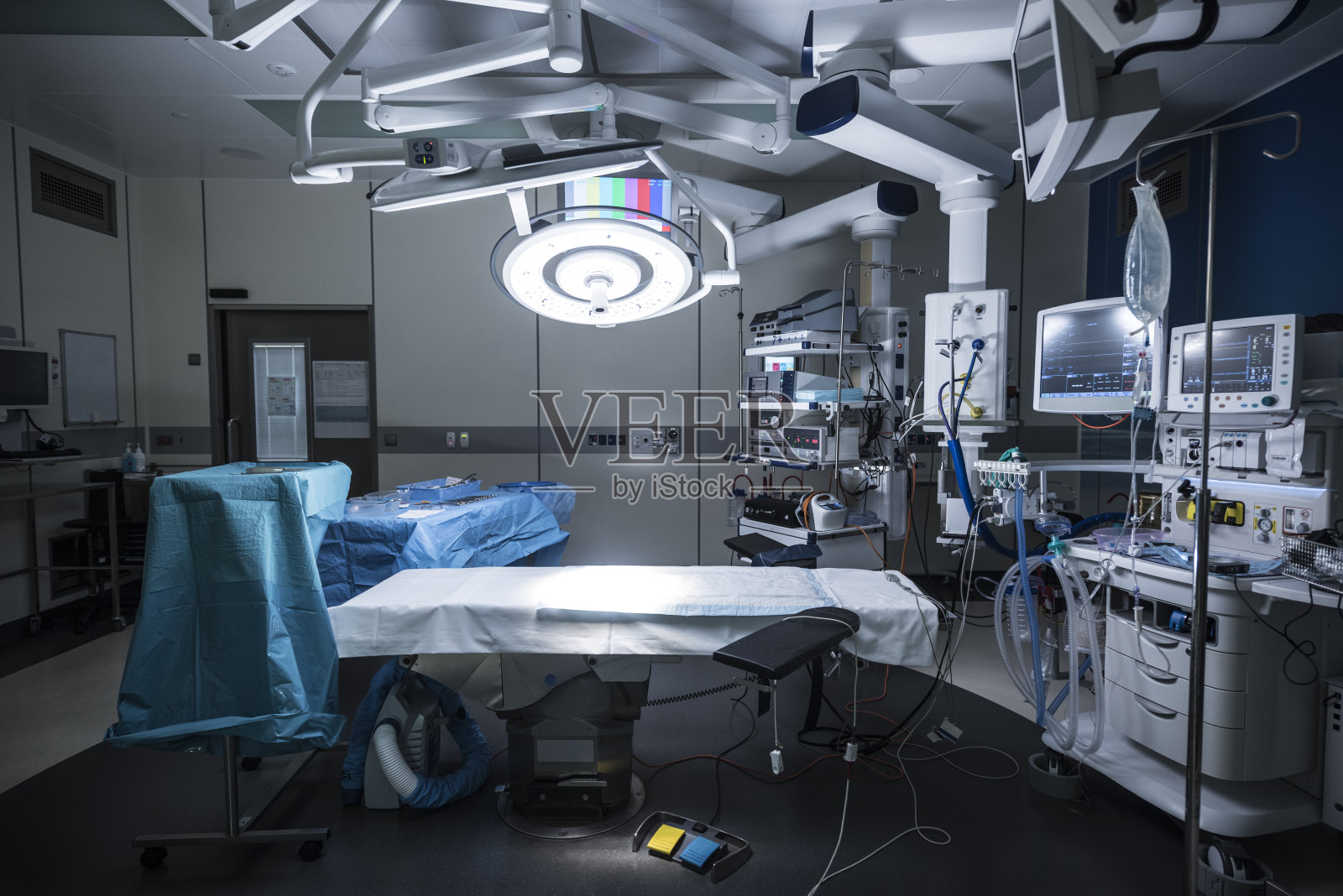 手术室，空床和医疗设备照片摄影图片