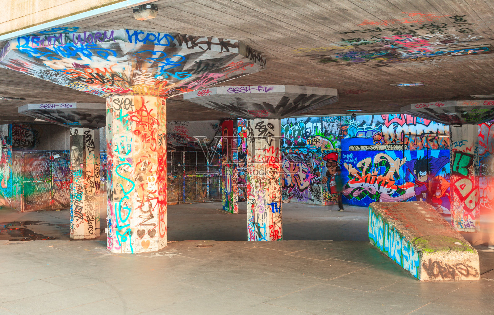 伦敦-涂鸦墙溜冰公园照片摄影图片