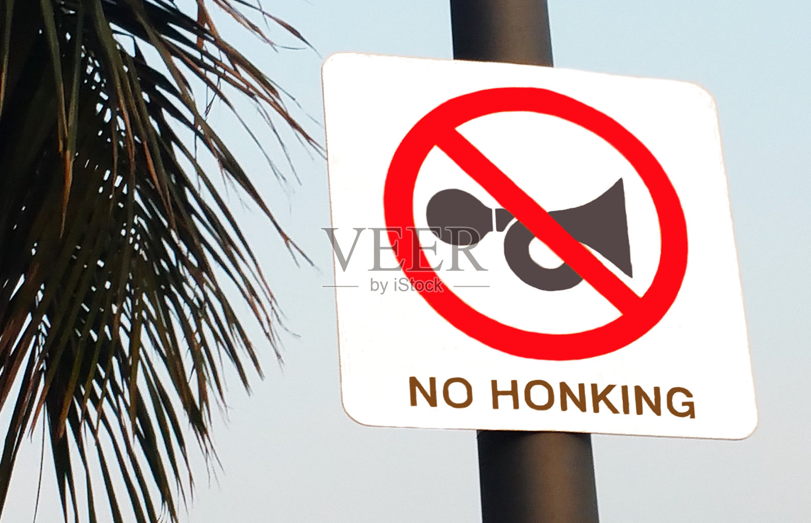 禁止鸣笛——印度公路上的禁止鸣笛标志照片摄影图片