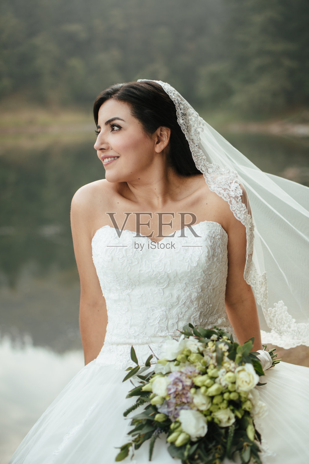 美丽的拉丁新娘望着别处微笑着照片摄影图片