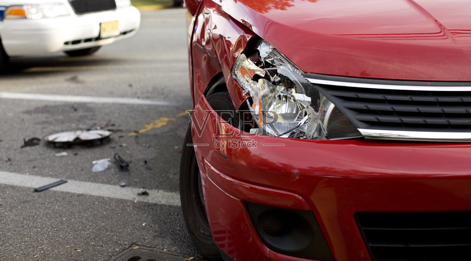一辆前灯被撞坏的红色汽车照片摄影图片