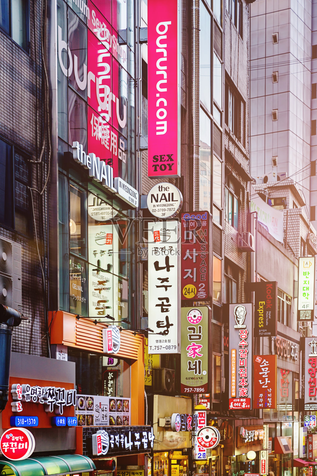 首尔市街道多个照明韩国广告商业标志照片摄影图片