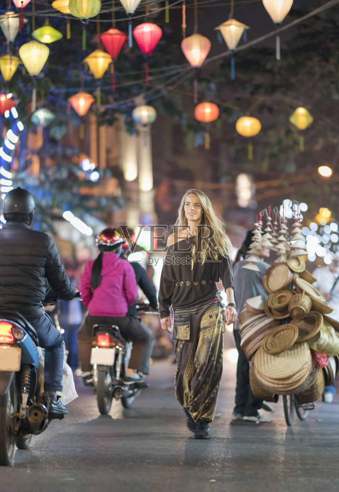 游客在越南河内老城区的夜晚漫步照片摄影图片