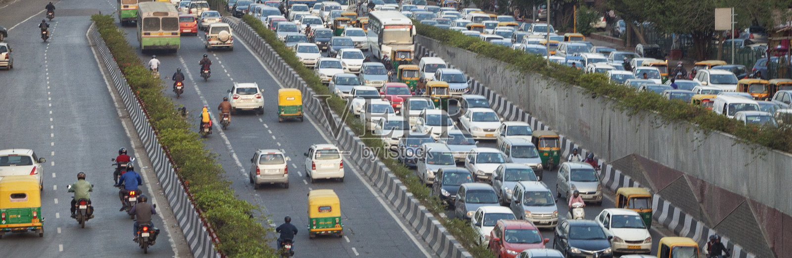 印度德里繁忙的高速公路照片摄影图片