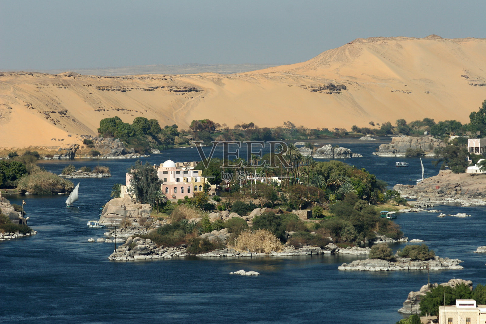 尼罗河、阿斯旺、埃及、撒哈拉沙漠、小帆船照片摄影图片