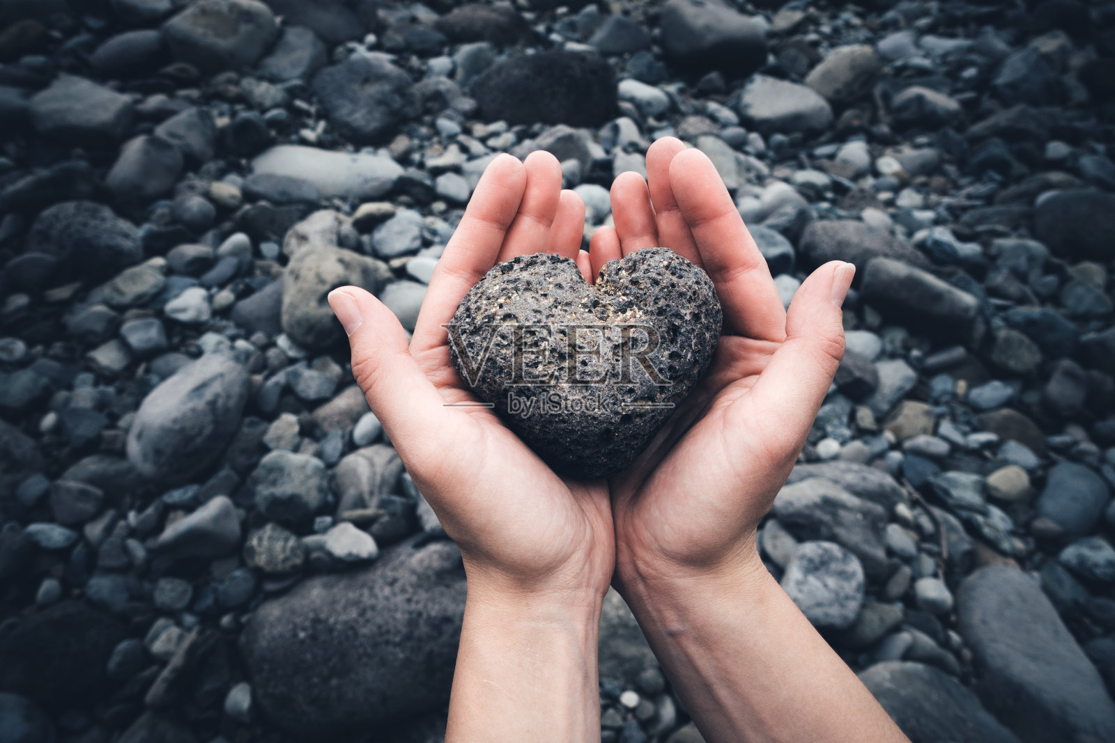 黑色海滩上的心形石头照片摄影图片