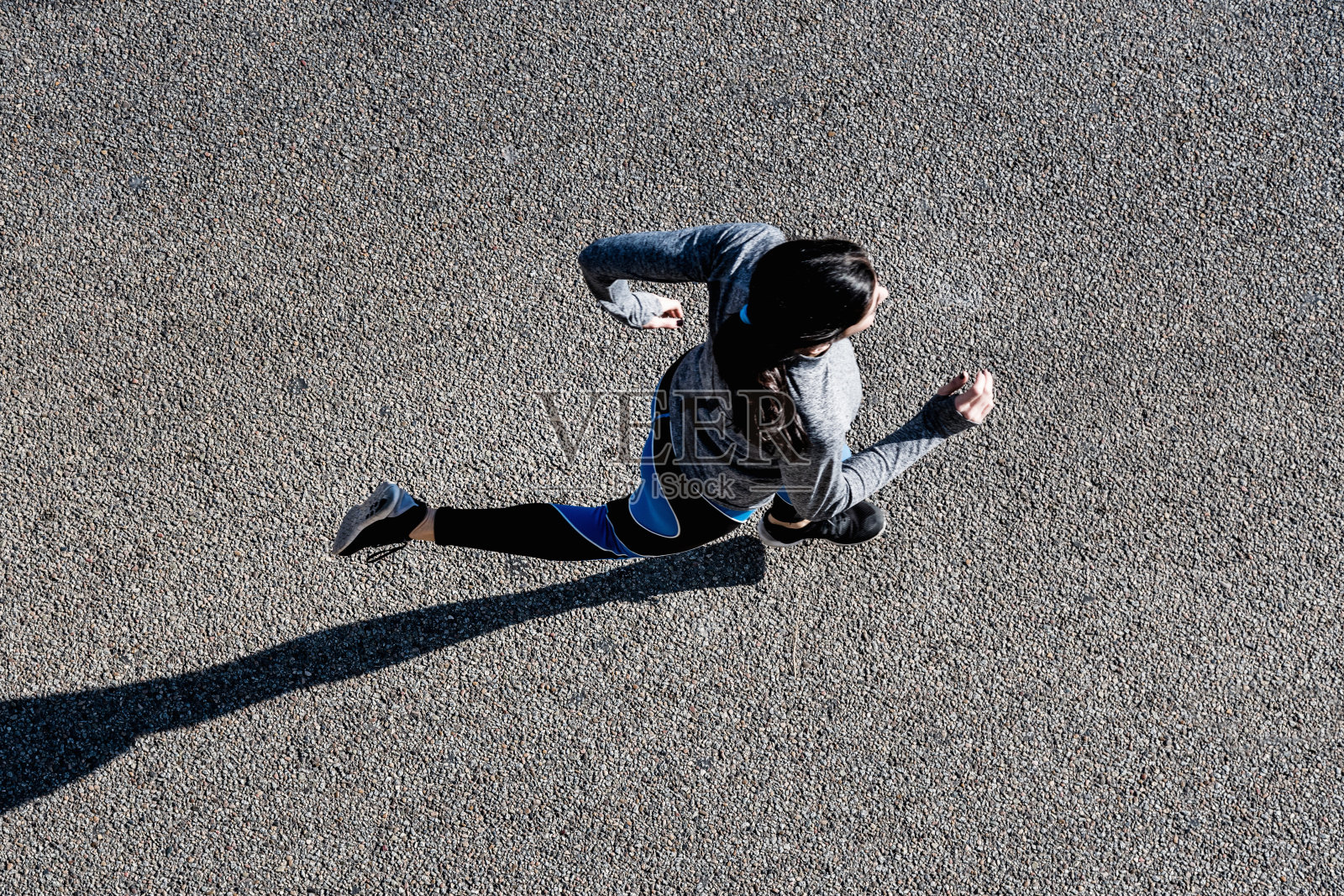 俯瞰年轻女子慢跑照片摄影图片
