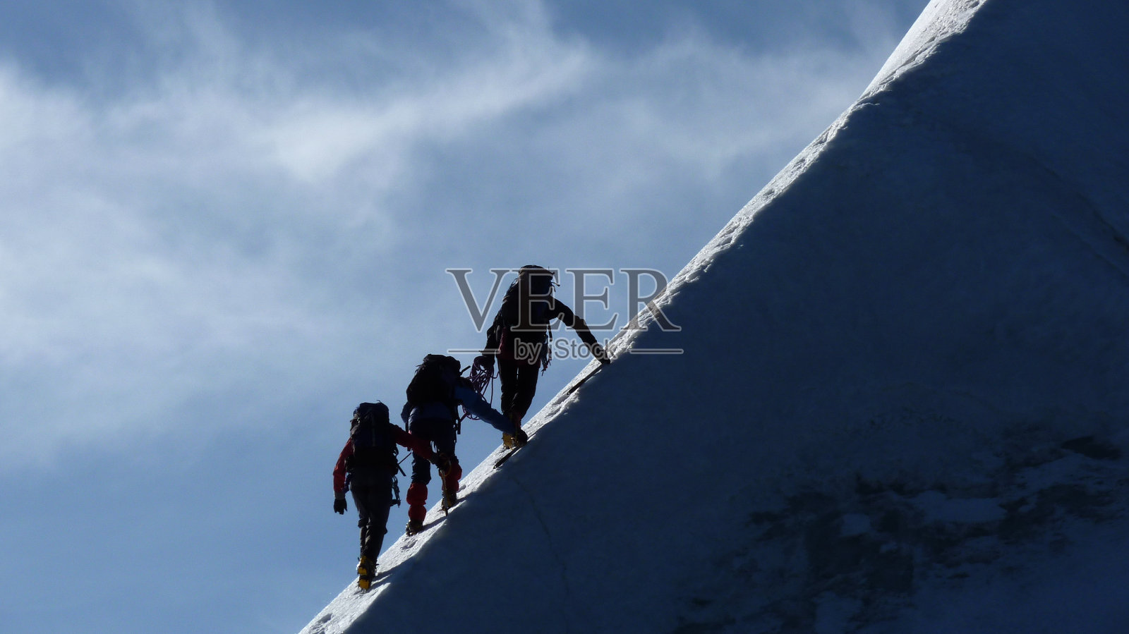 动机，团队合作，领导能力-登山运动员在陡峭的山脊照片摄影图片