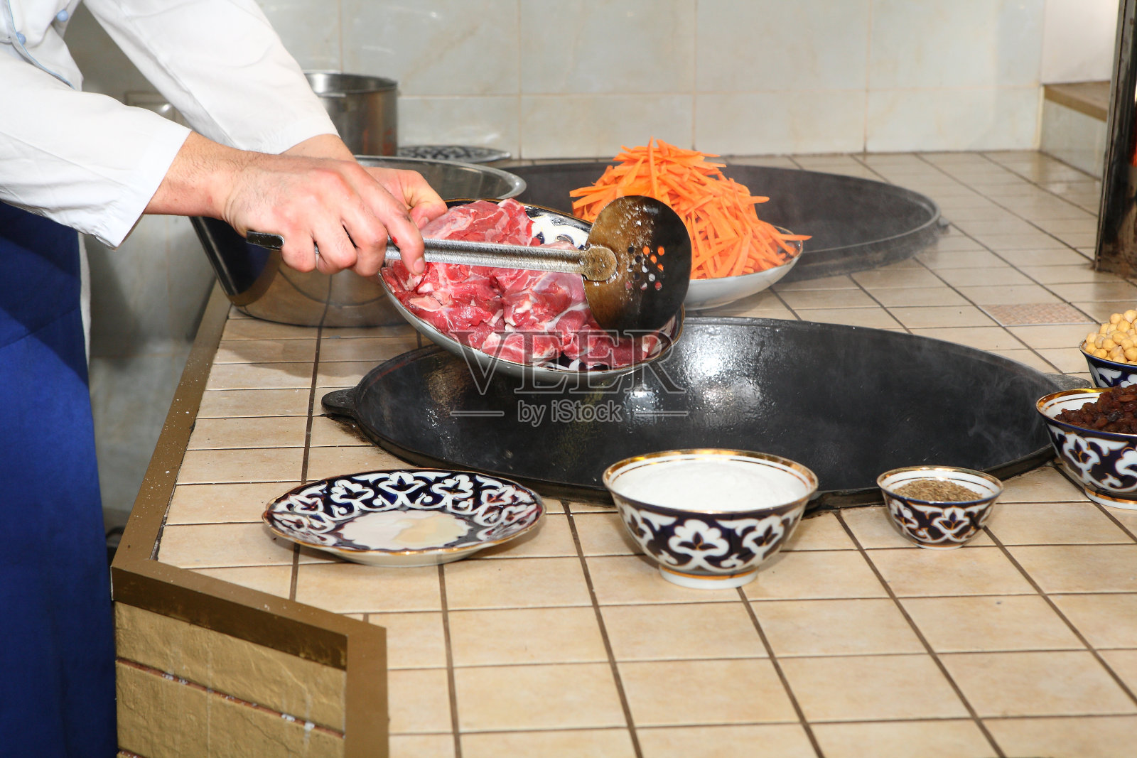 用大碗烹制肉饭照片摄影图片