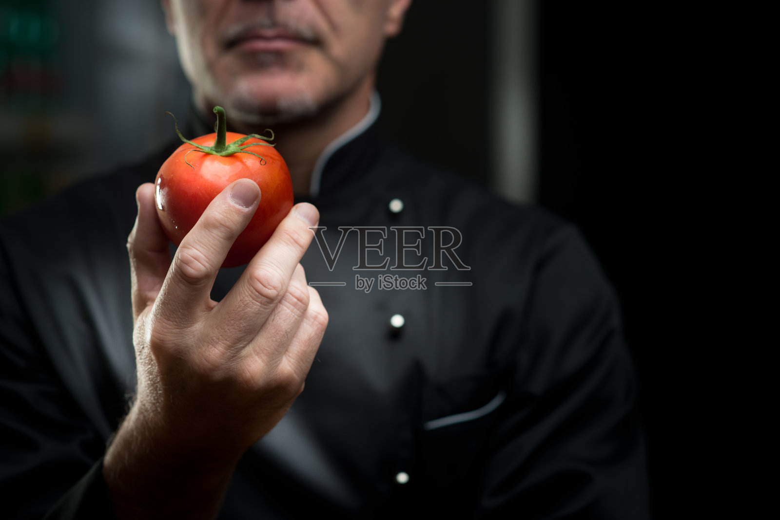 厨师拿着番茄照片摄影图片