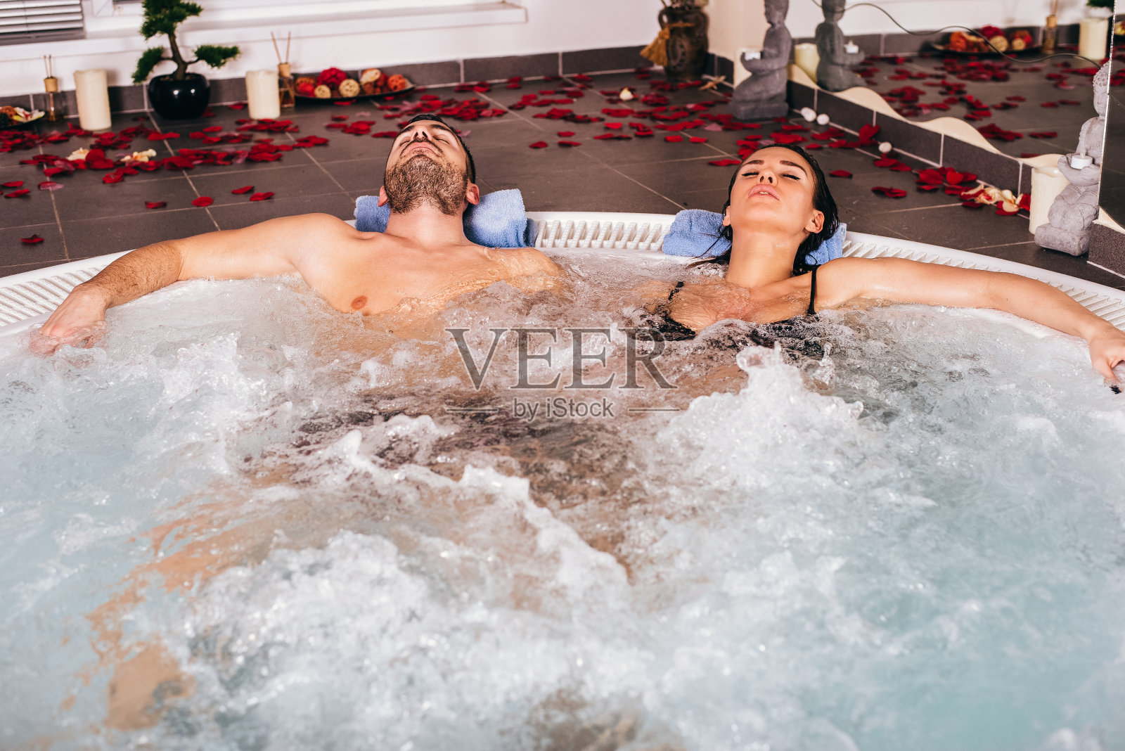 年轻迷人的夫妇在热水浴缸中放松照片摄影图片