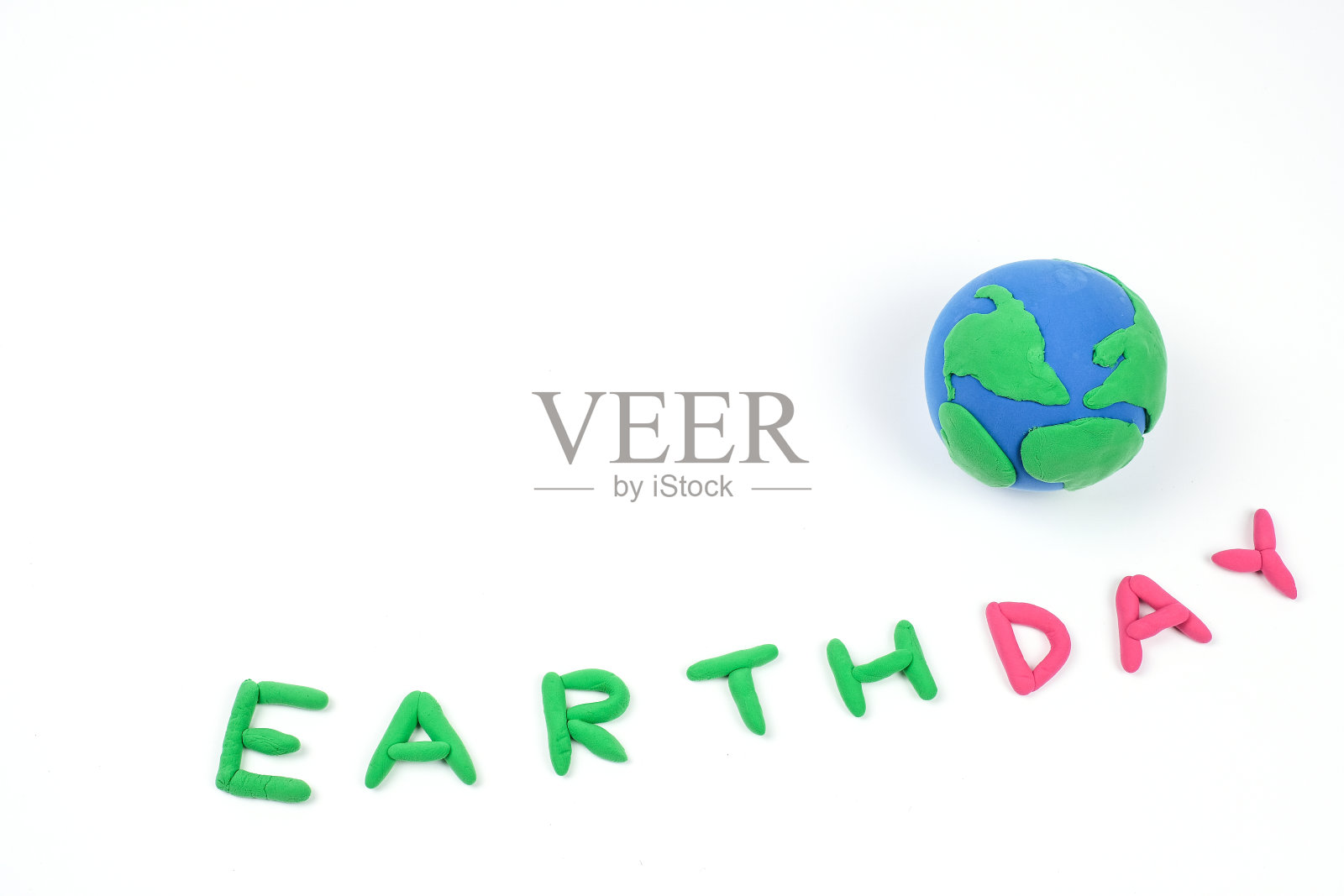 地球仪，泥土和字母地球日在白色的背景。保护绿色地球。地球日节日概念照片摄影图片