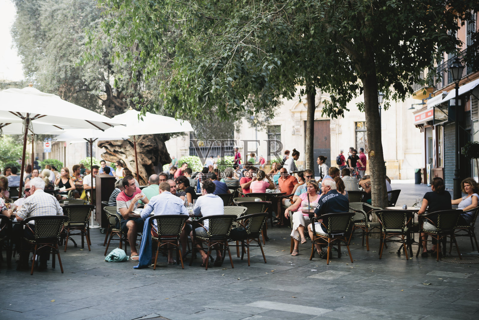 马略卡岛帕尔马的一家餐馆外坐着一群人照片摄影图片