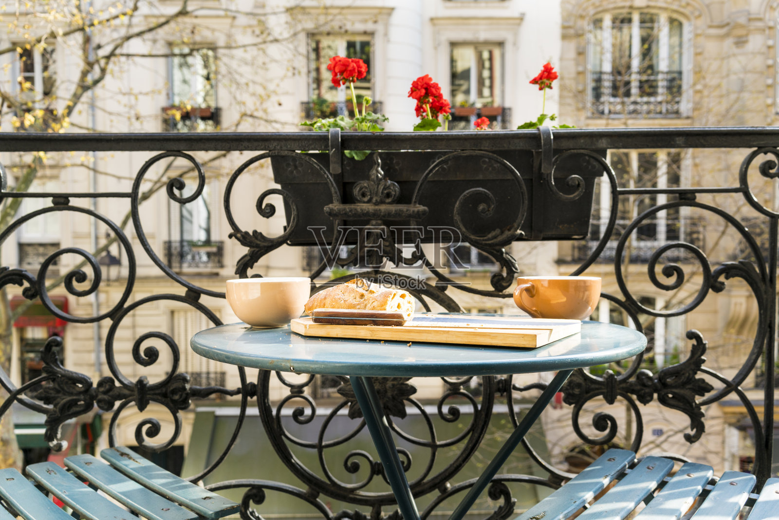 春天在巴黎的阳台上吃早餐照片摄影图片