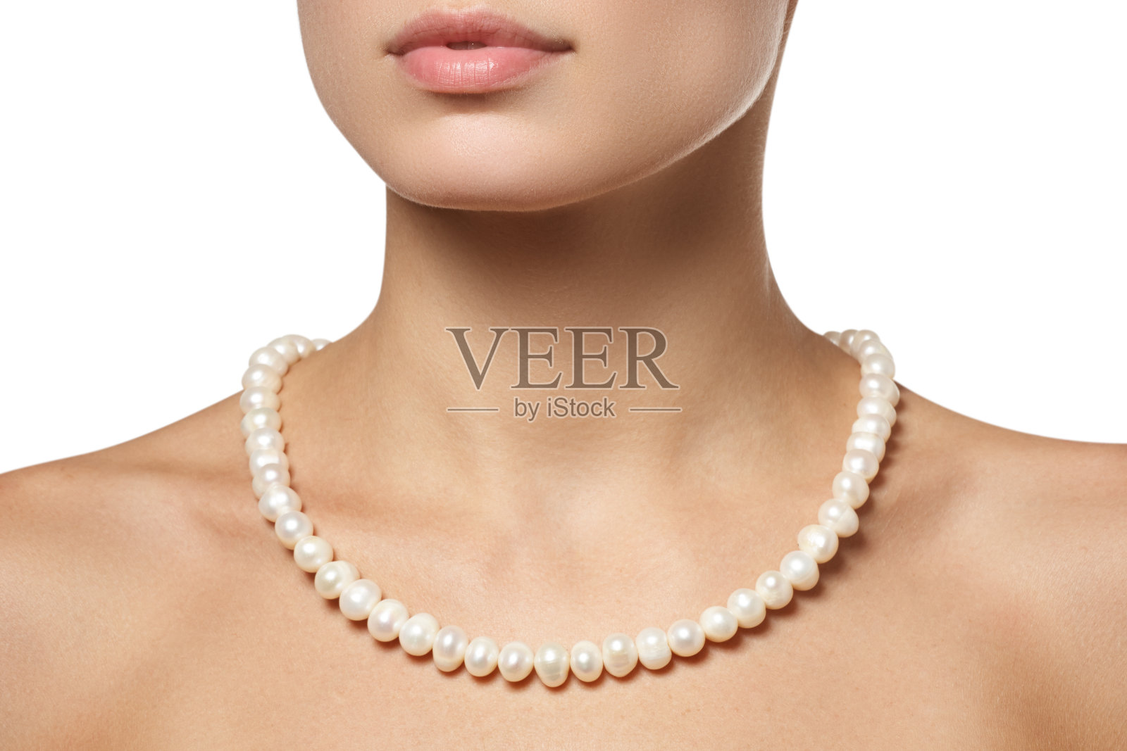 漂亮时尚的珍珠项链挂在脖子上照片摄影图片