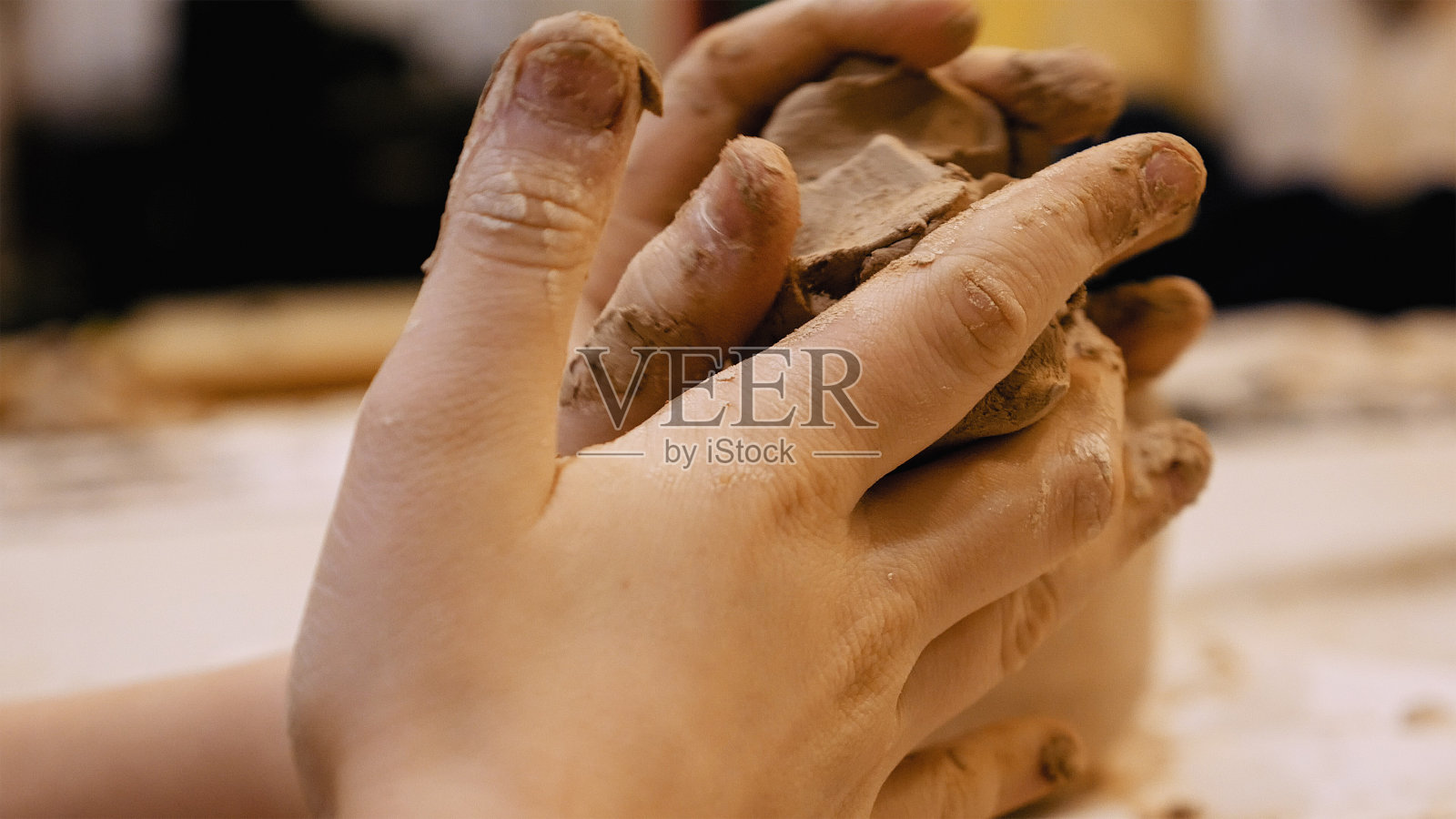 雕刻家正在挖土制作陶器照片摄影图片