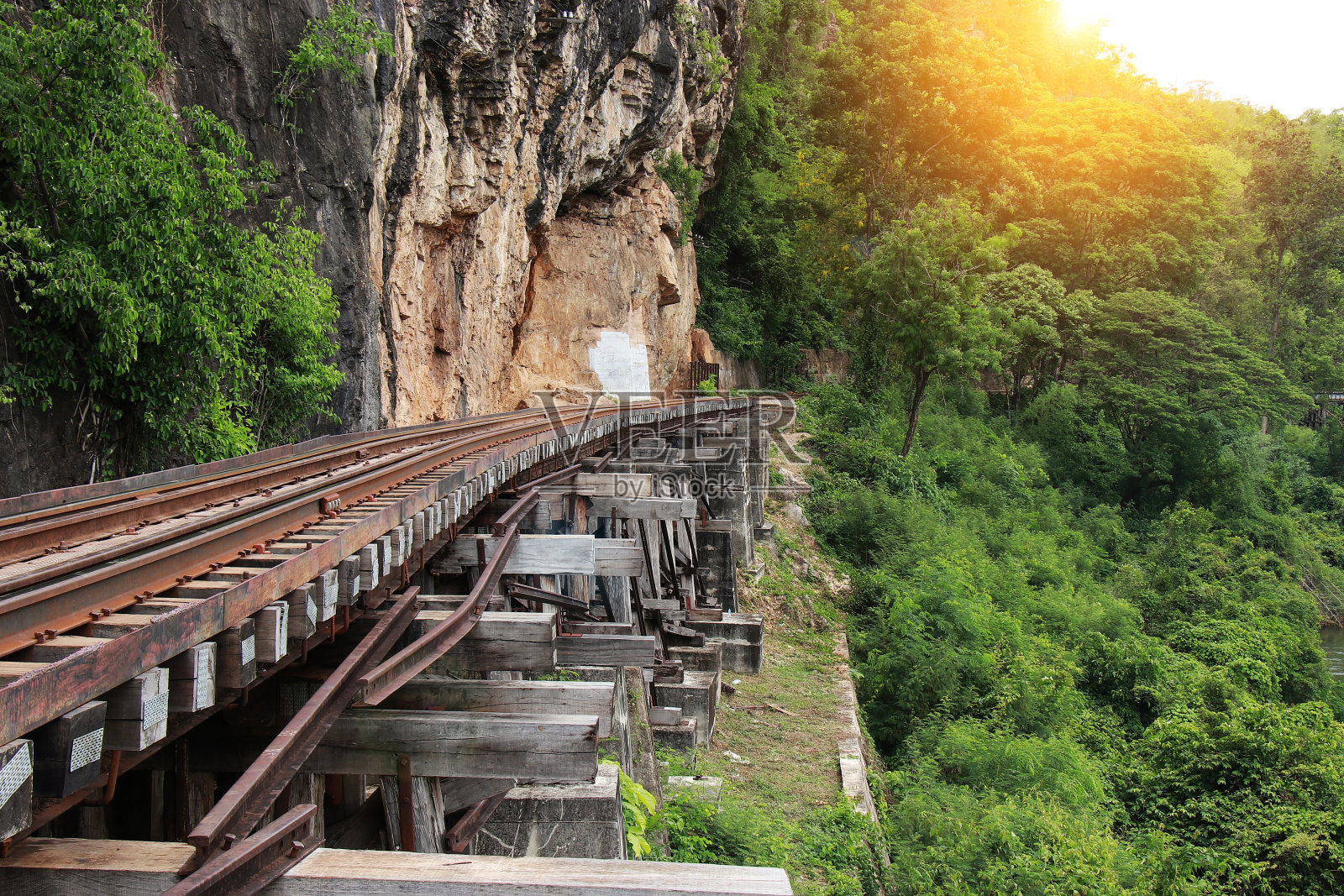 乘坐死亡铁路的火车(泰国桂河)。死亡列车驶过克拉塞高架桥。泰缅铁路照片摄影图片