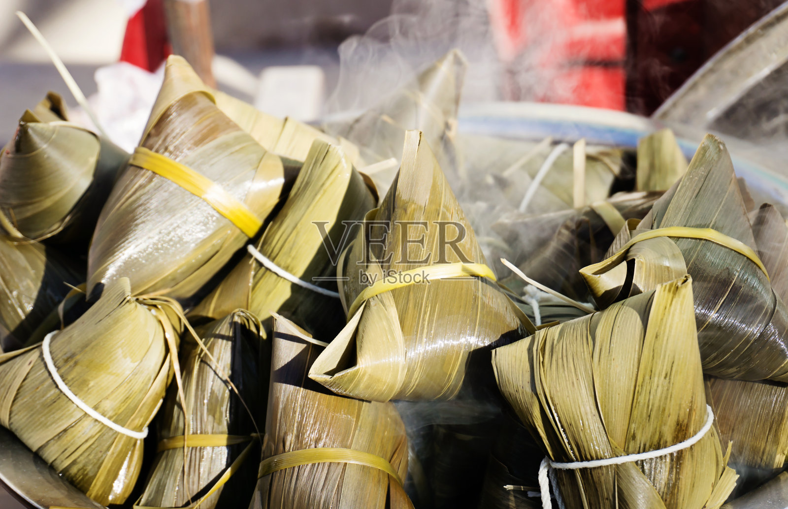 传统的包粽子照片摄影图片