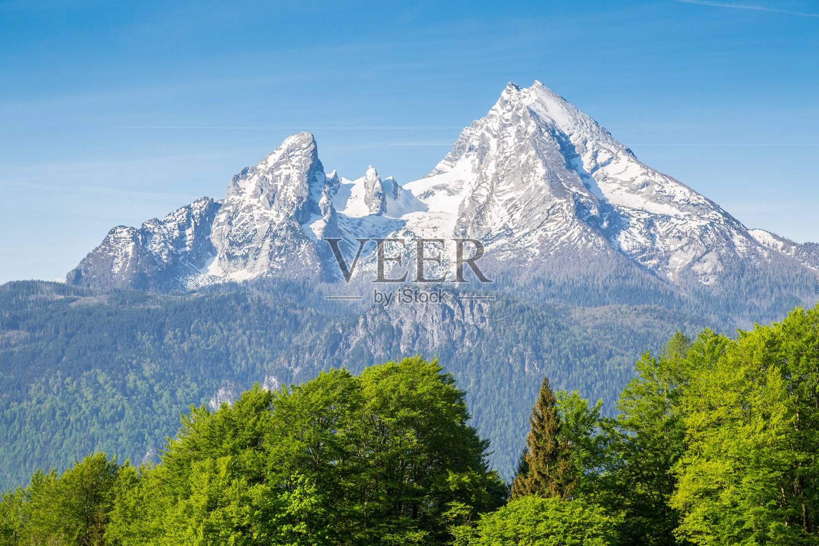 夏天，德国巴伐利亚的瓦茨曼峰照片摄影图片