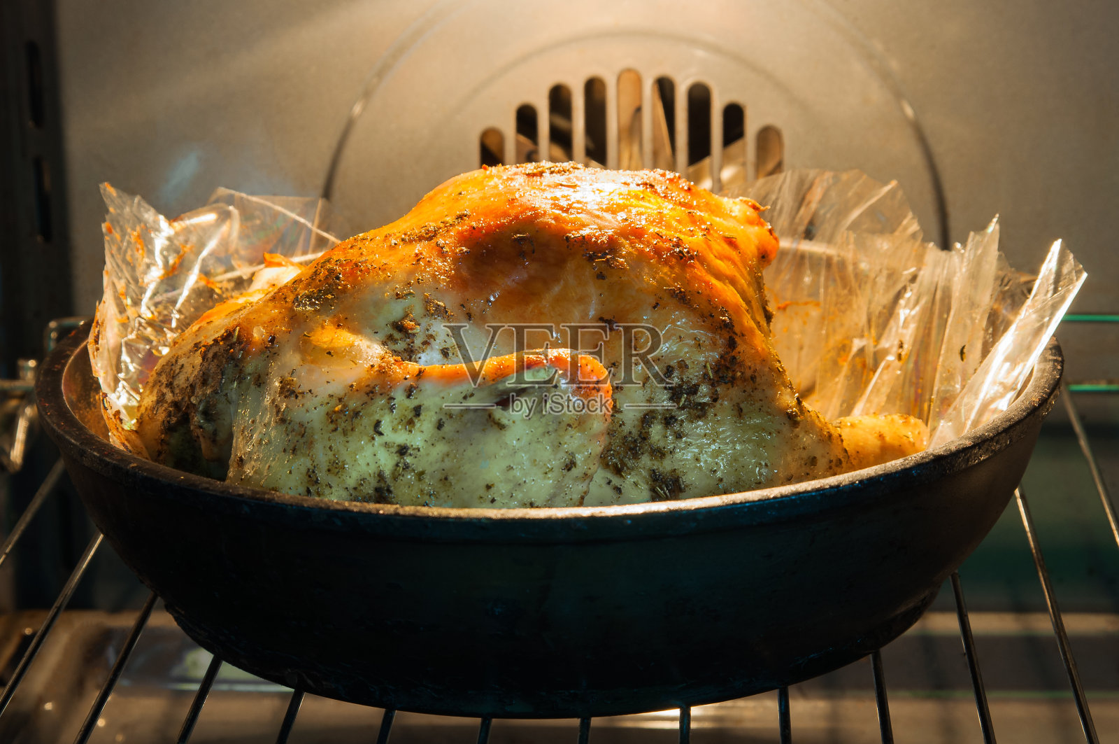 烤箱里令人开胃的烤火鸡照片摄影图片