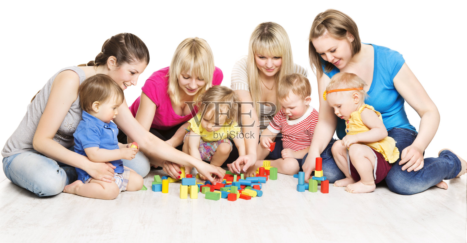 母亲和孩子群玩玩具，母亲与婴儿玩积木，白色背景照片摄影图片