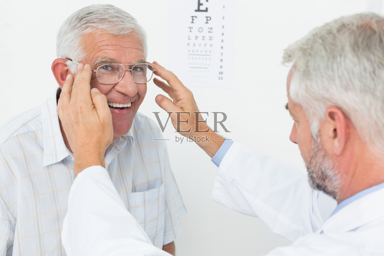 一名戴眼镜的男子接受了医生的视力检查照片摄影图片