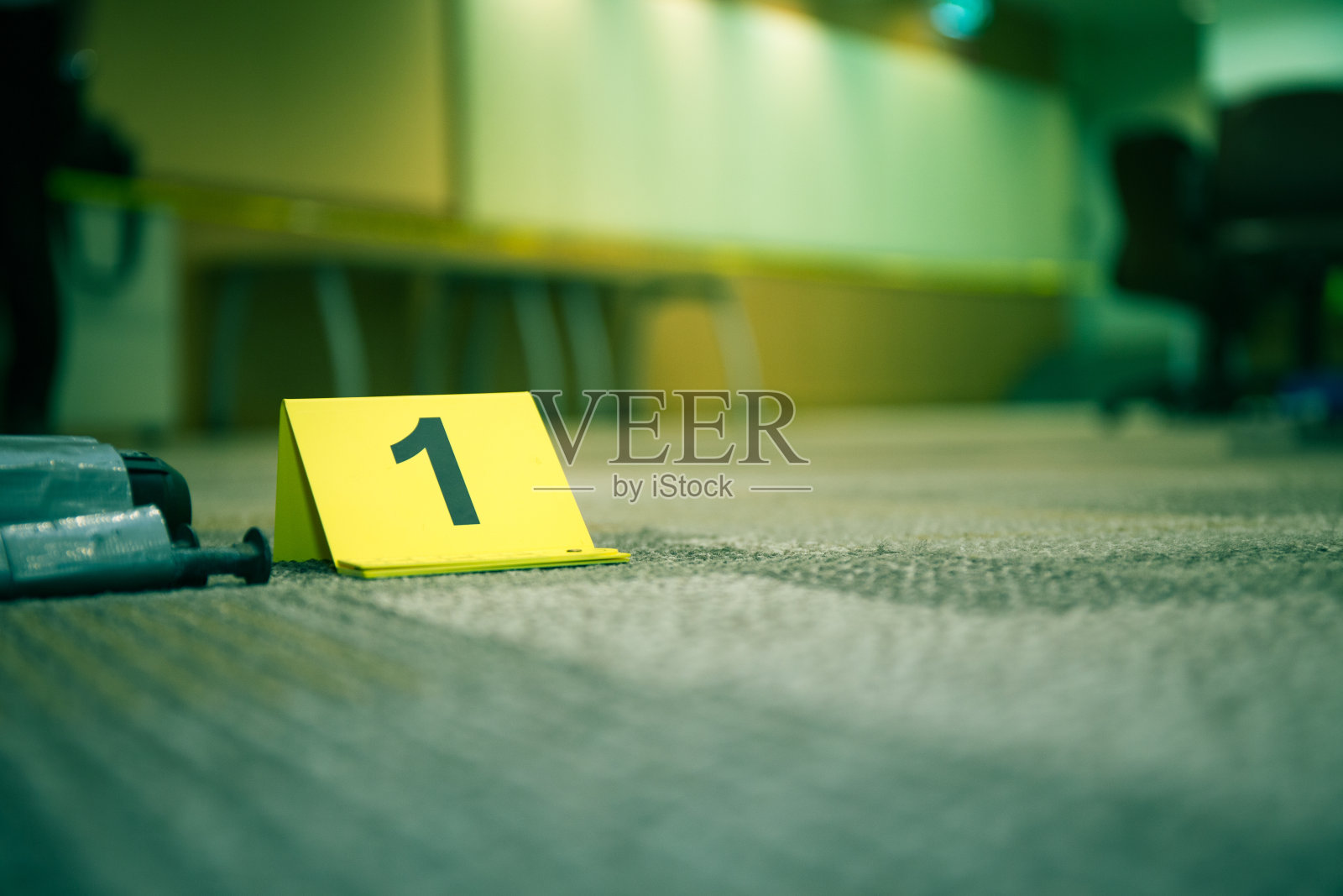 在犯罪现场调查和复制空间的可疑物体附近的地毯地板上的证据标记号1照片摄影图片