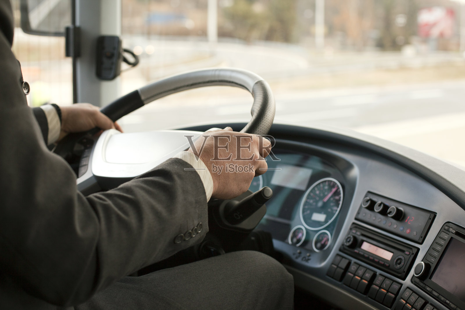 一个巴士司机在路上的特写照片摄影图片