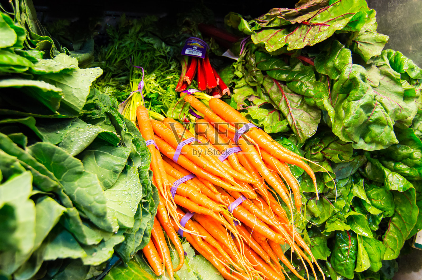 展示新鲜蔬菜-胡萝卜，生菜，绿色蔬菜照片摄影图片