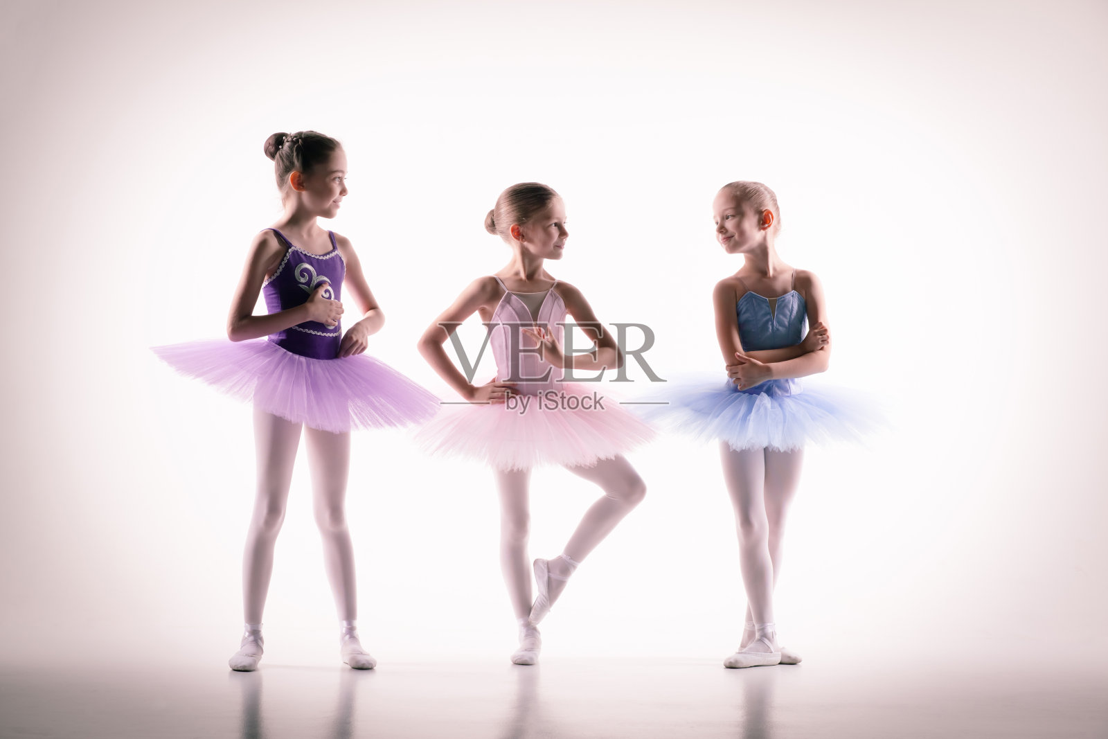 舞蹈室里有三个小芭蕾舞演员照片摄影图片