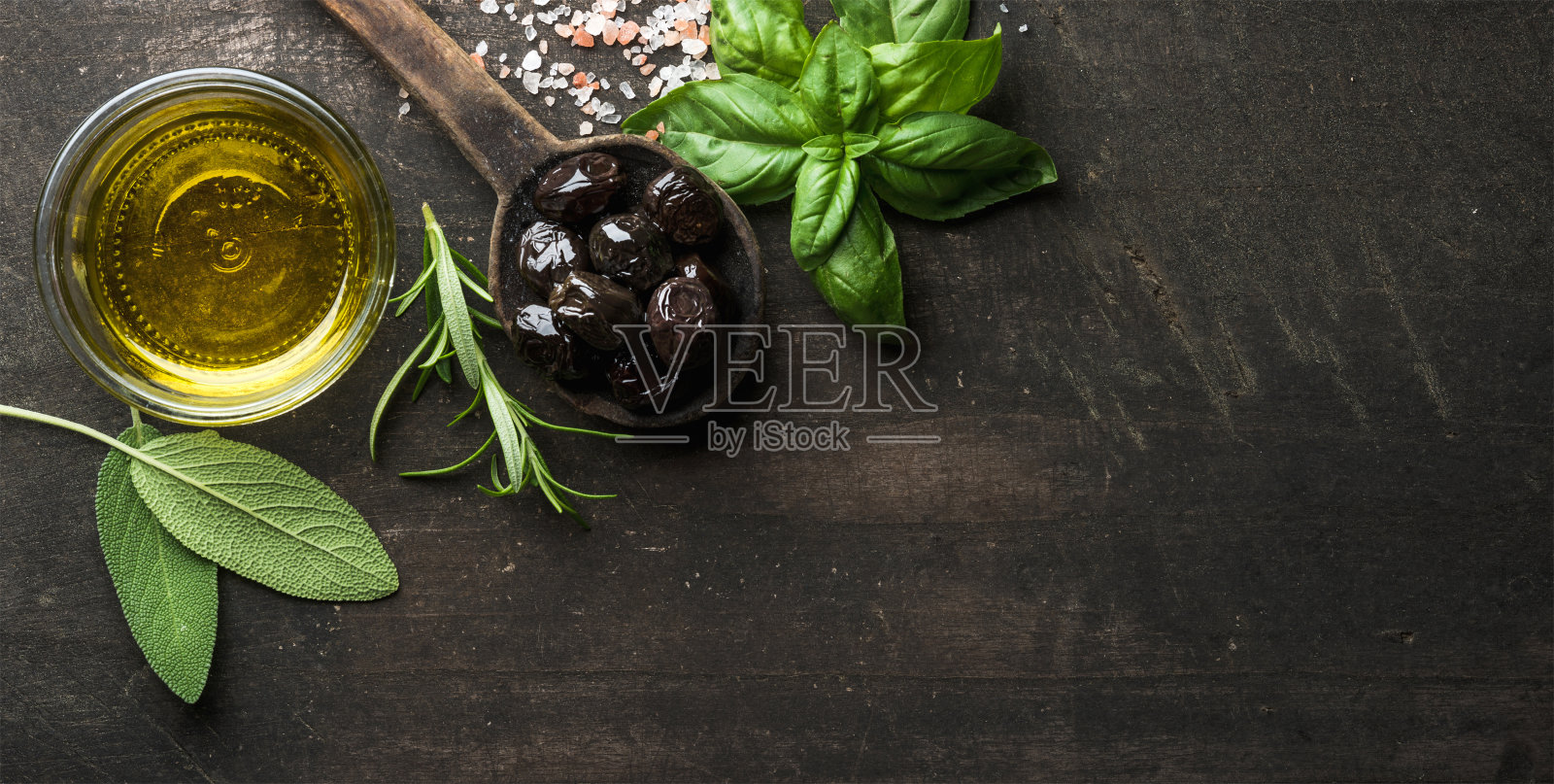 希腊黑橄榄，新鲜香草和黑色乡村油照片摄影图片