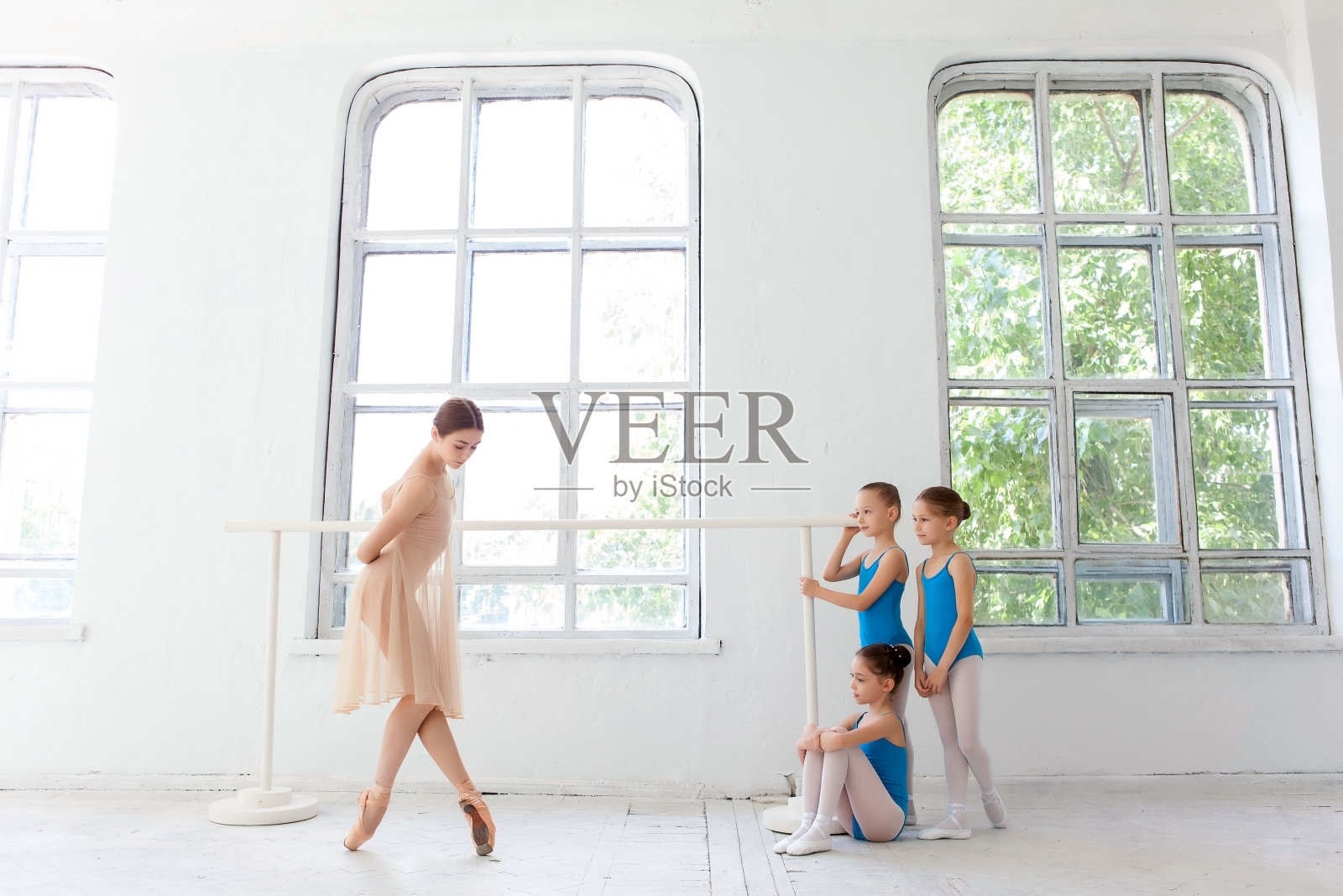 三个小芭蕾舞演员在私人芭蕾舞老师的舞蹈照片摄影图片