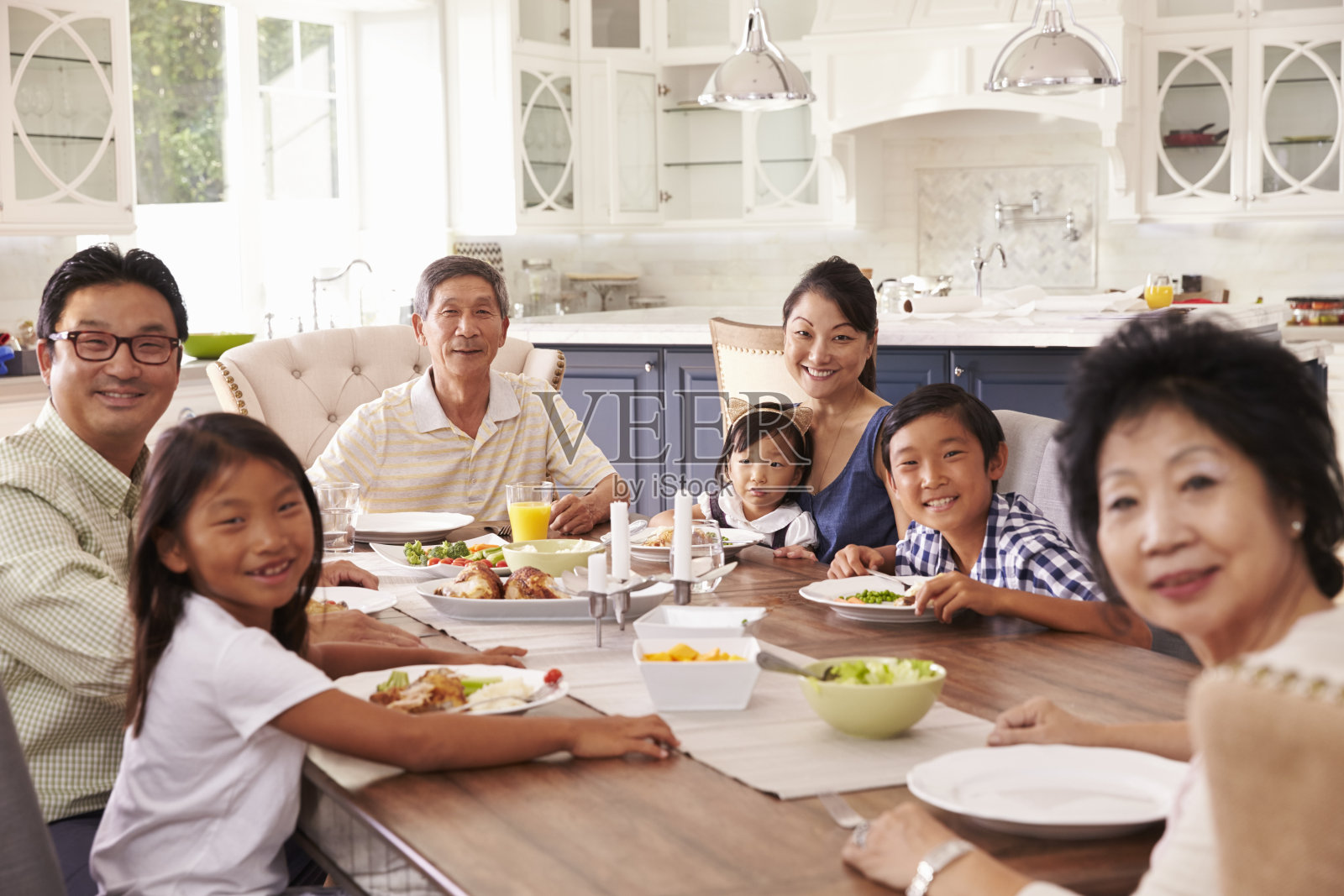 大家庭一起在家吃饭照片摄影图片