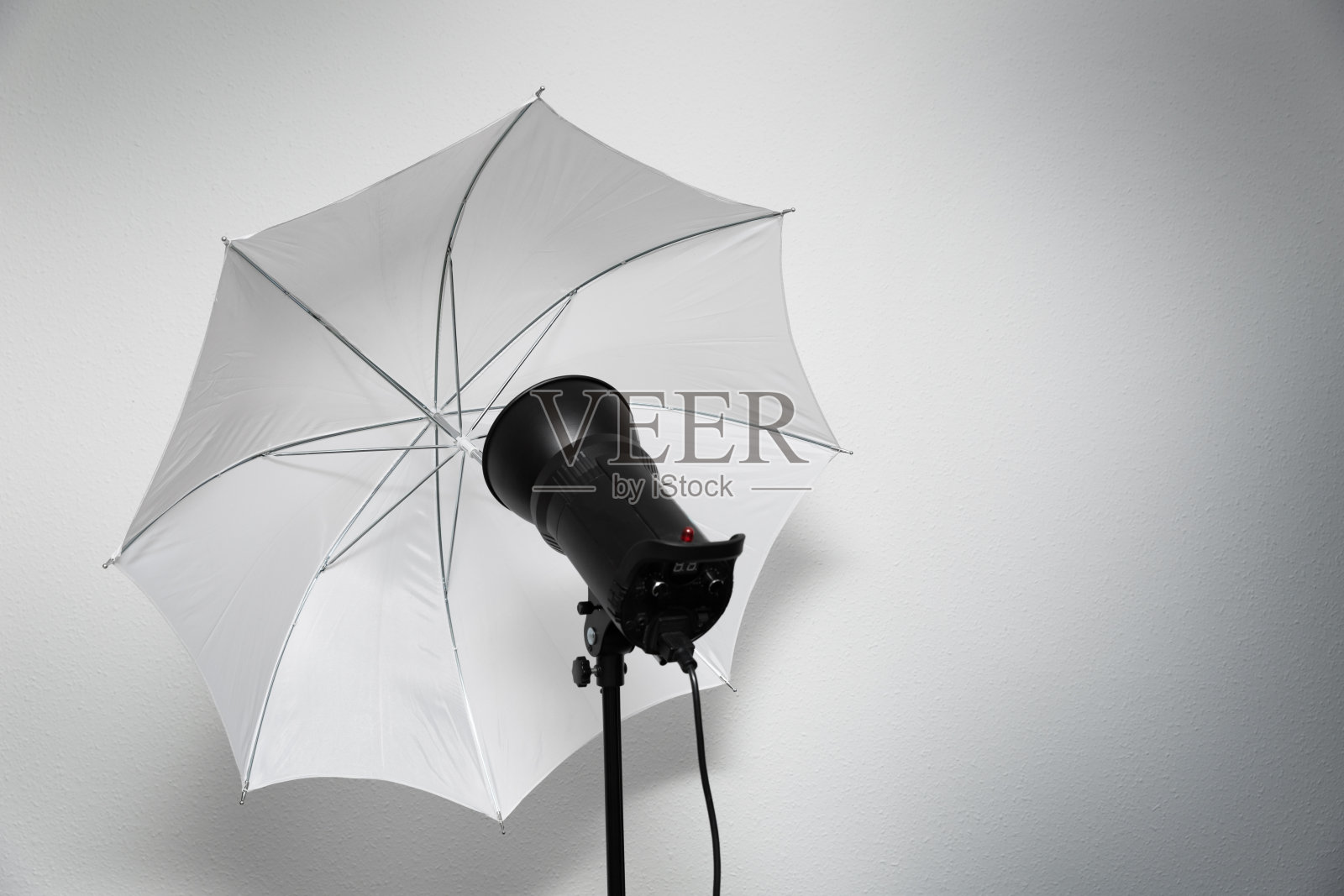 摄影工作室闪电闪光灯与白色伞照片摄影图片