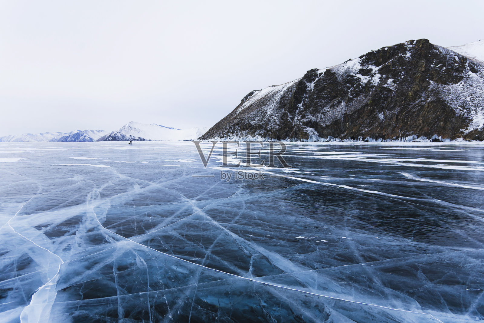 贝加尔湖表面的冰裂缝照片摄影图片