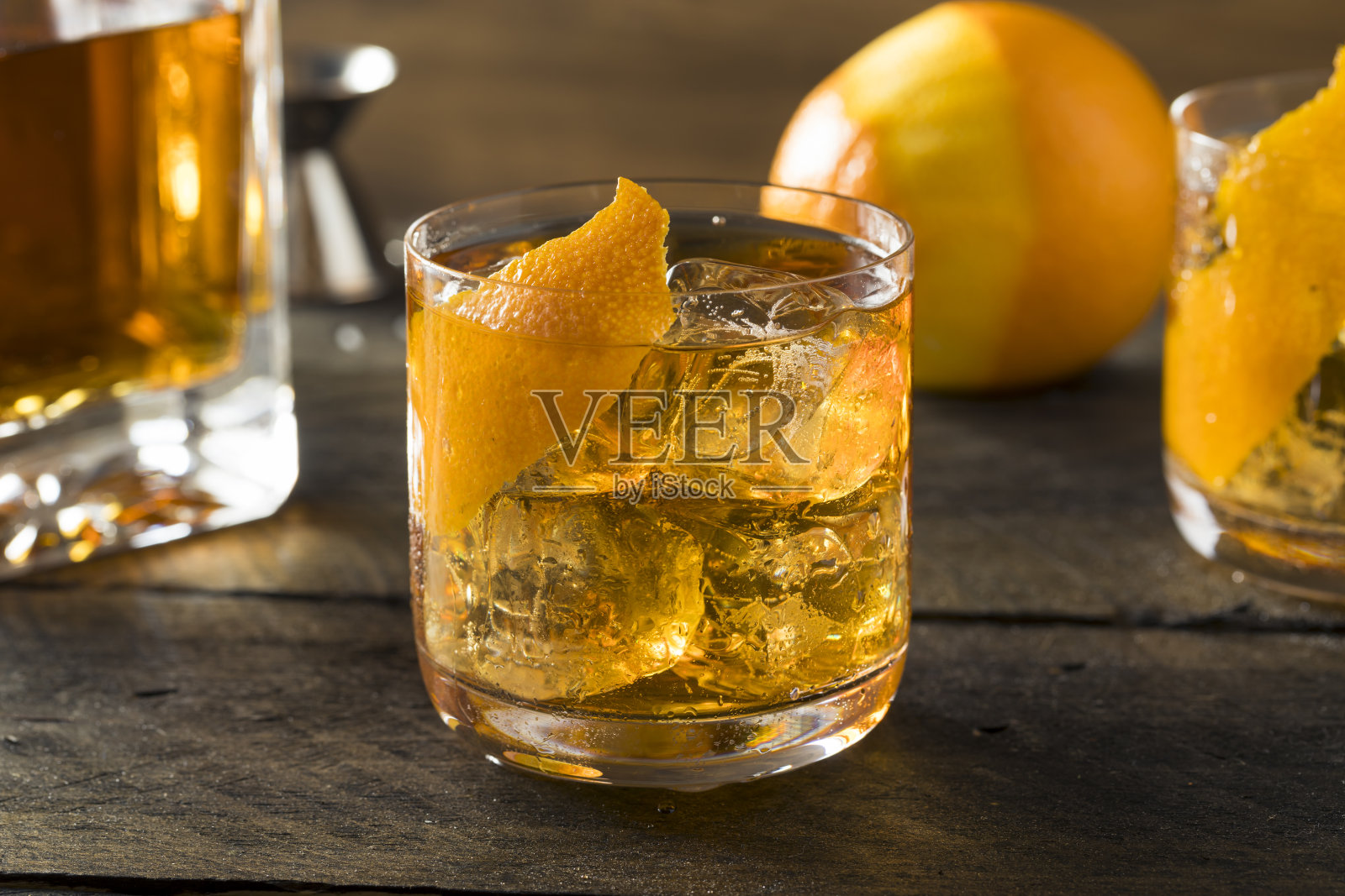 多酒的自制老式波本威士忌加冰背景图片素材