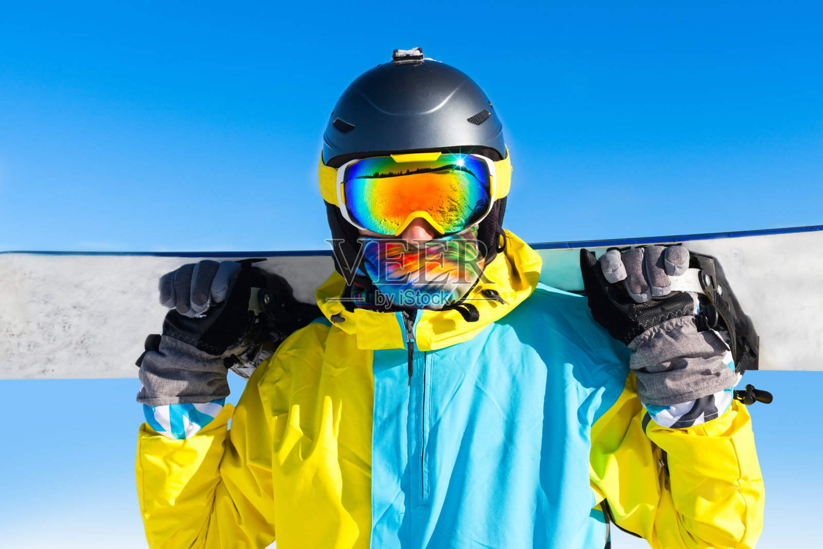 滑雪者站在雪山斜坡上照片摄影图片