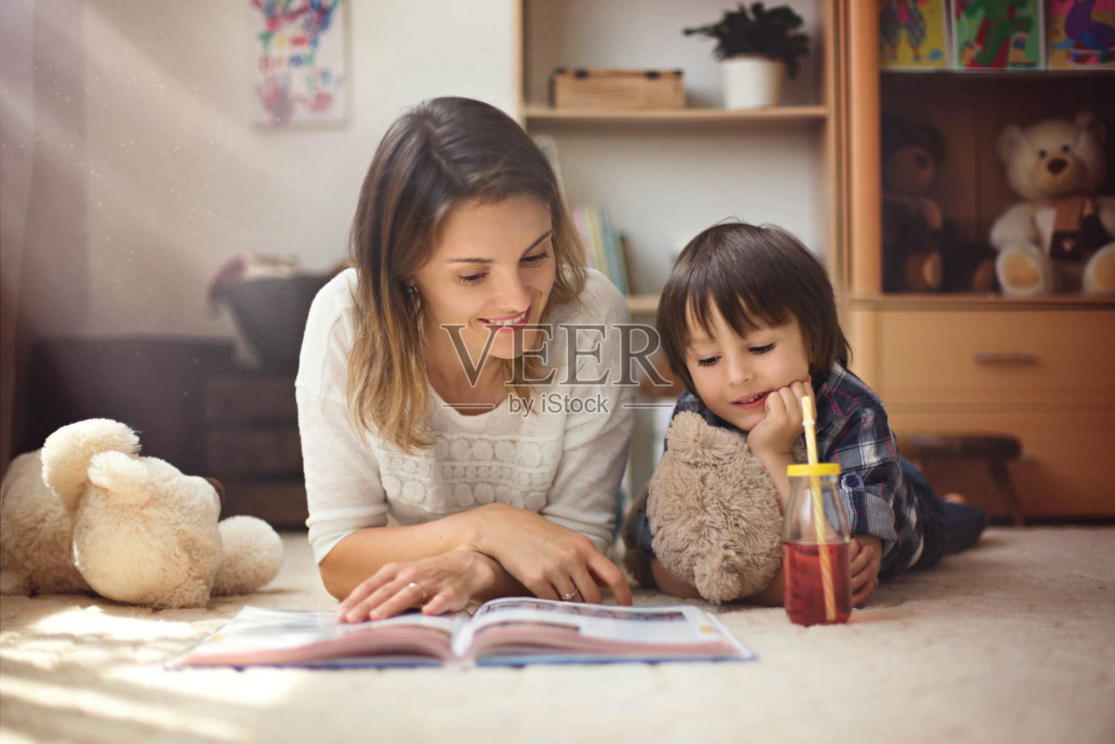 年轻的母亲，给她的孩子读本书，孩子照片摄影图片
