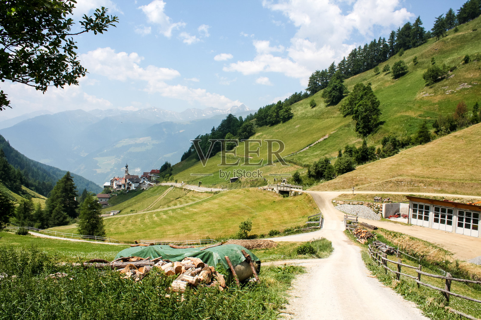 阿尔卑斯山美丽的山村照片摄影图片