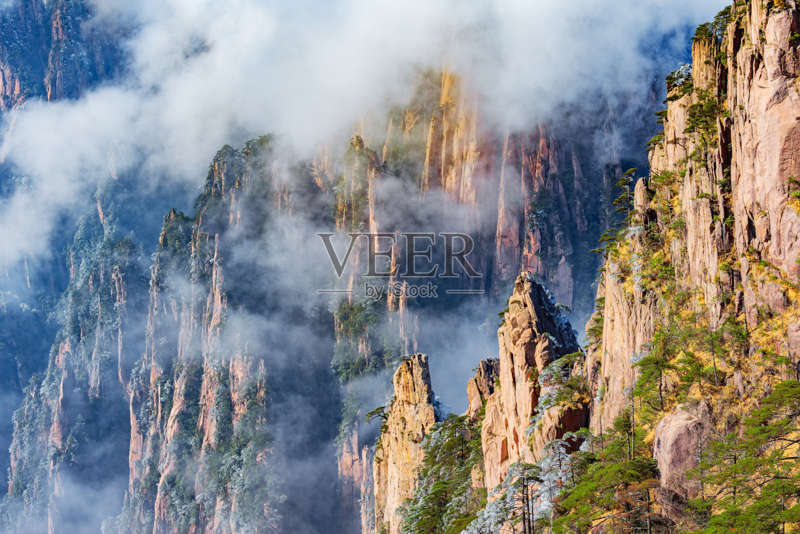 黄山国家公园的日出景观。照片摄影图片