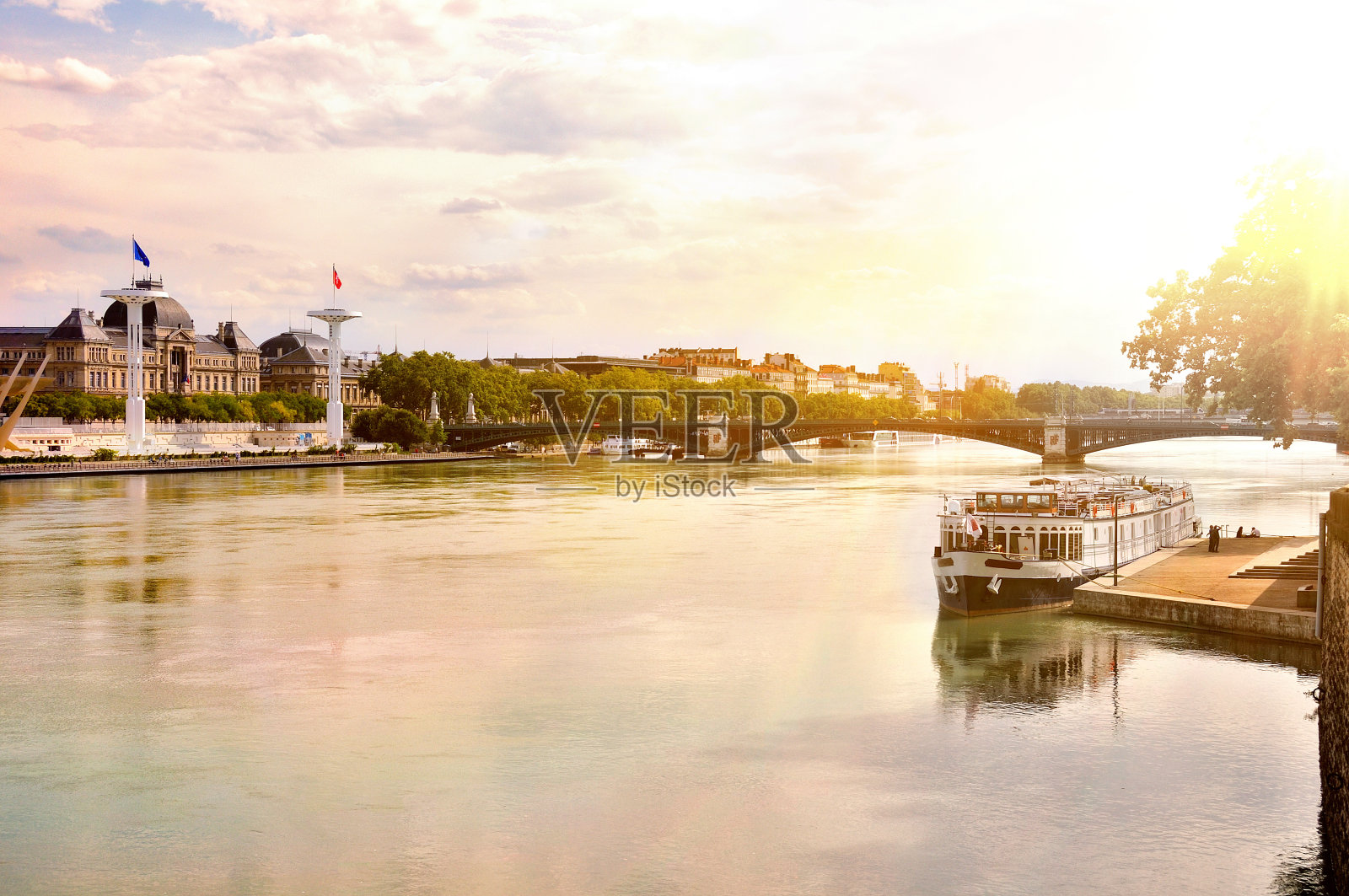 法国里昂日落时的罗纳河全景照片摄影图片