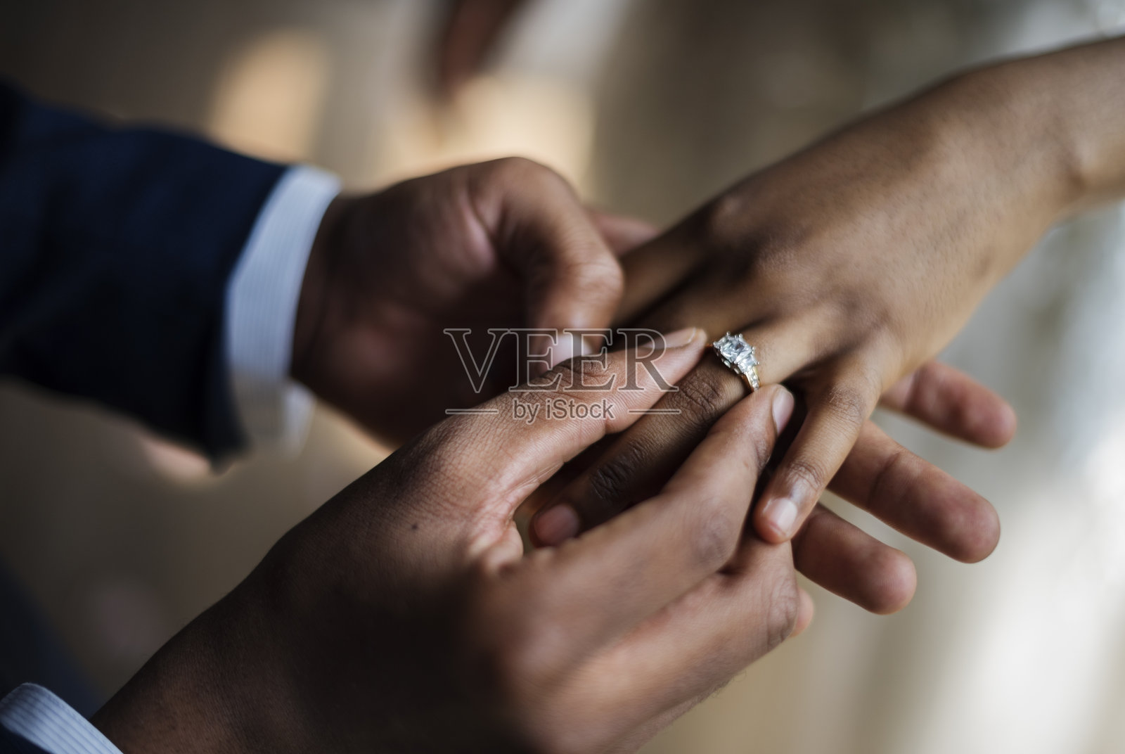 新郎戴上结婚戒指新娘的手照片摄影图片