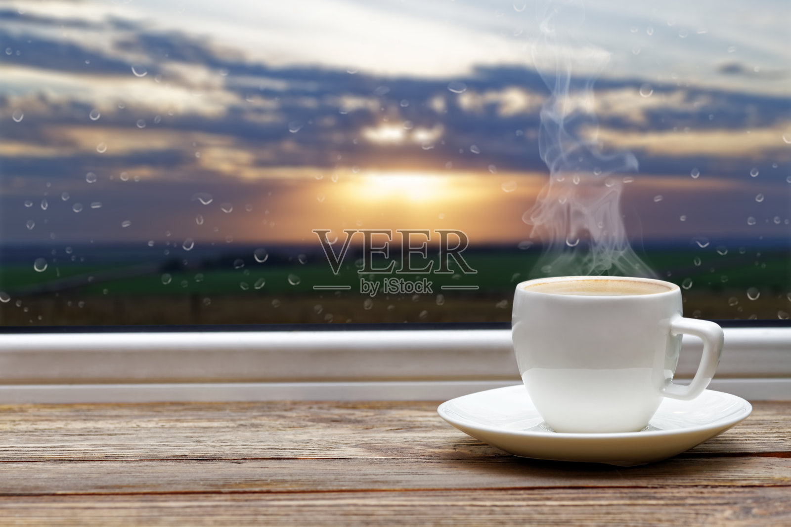 木制窗台上放着一杯白色的咖啡照片摄影图片