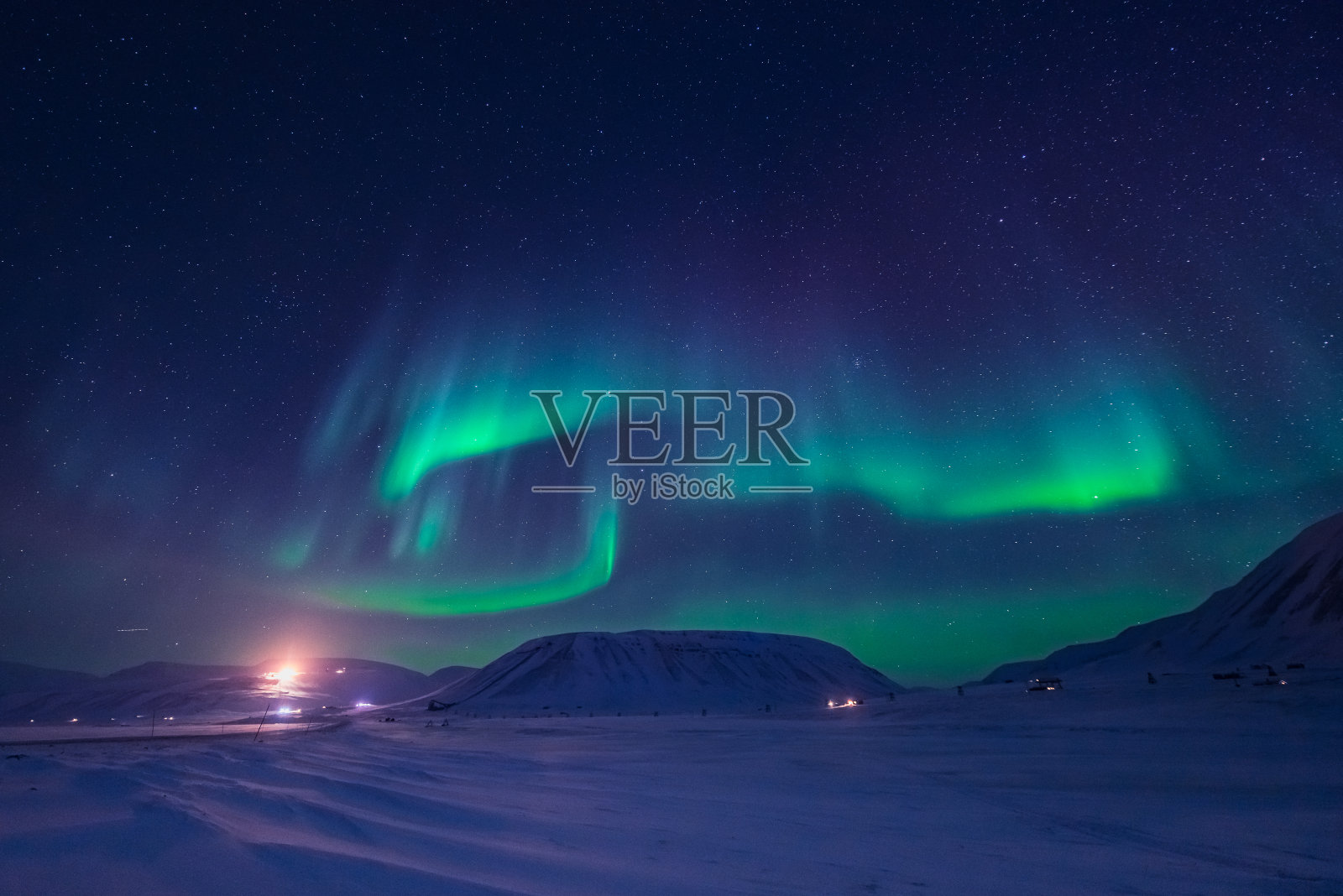 挪威斯匹次卑尔根群岛朗伊尔城斯瓦尔巴特群岛山脉上的北极光照片摄影图片