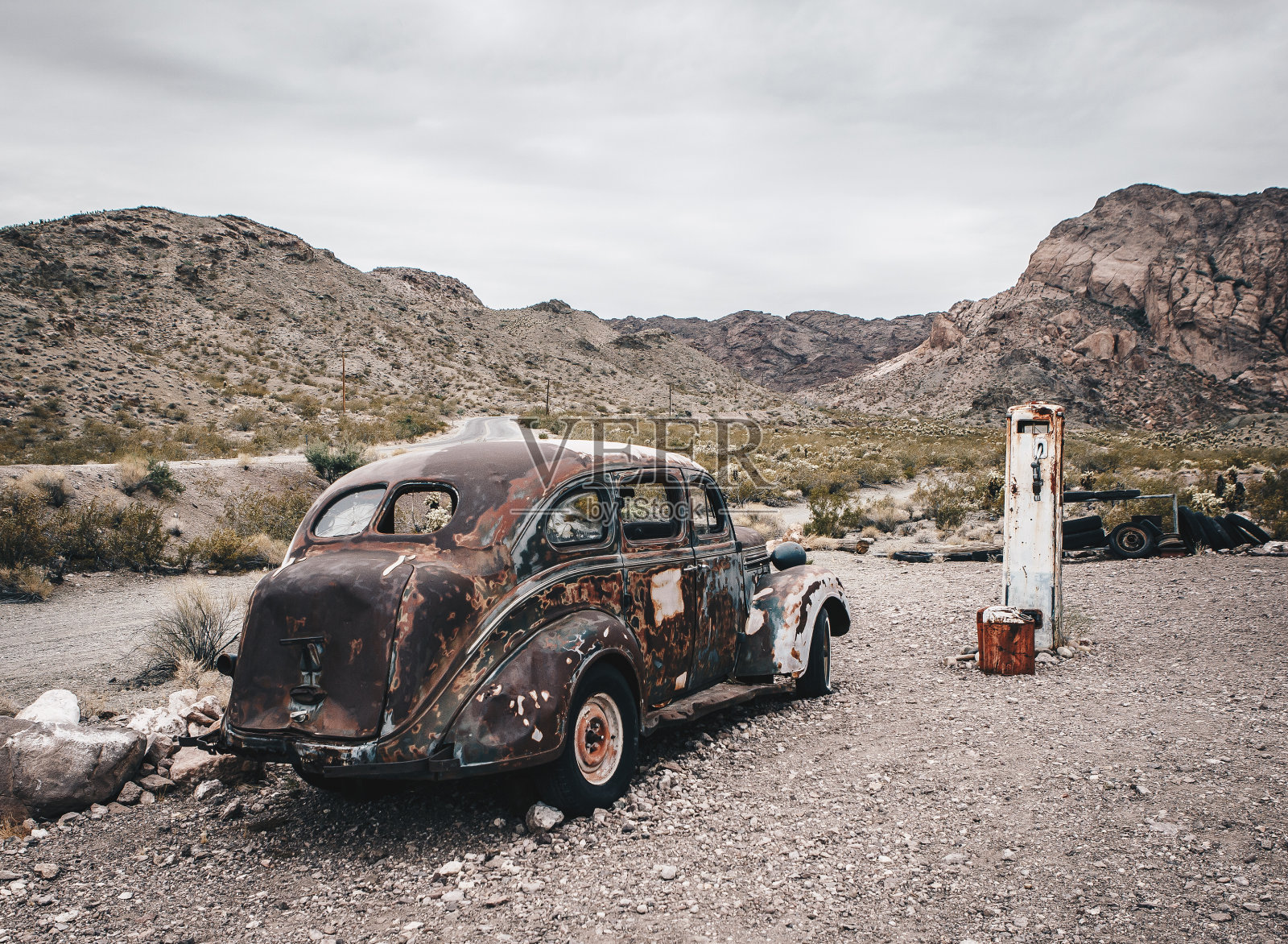 废弃在沙漠中的老式汽车卡车照片摄影图片