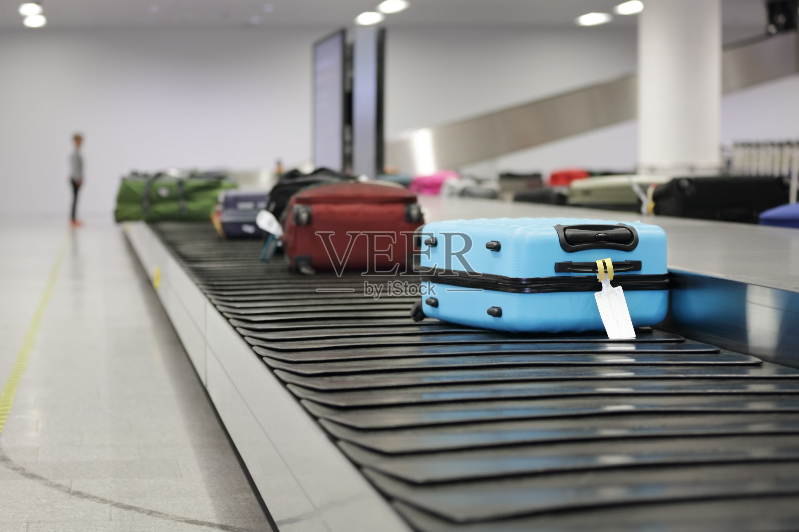 机场传送带上的手提箱或行李照片摄影图片