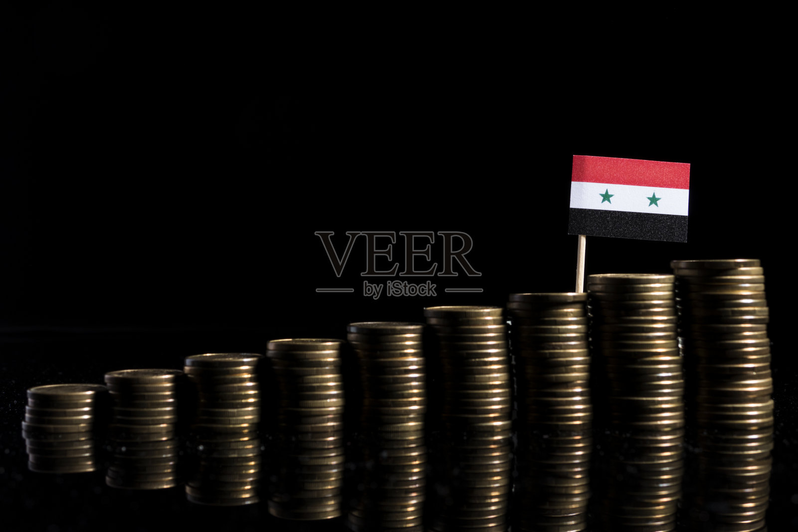 叙利亚国旗与大量硬币孤立在黑色背景照片摄影图片