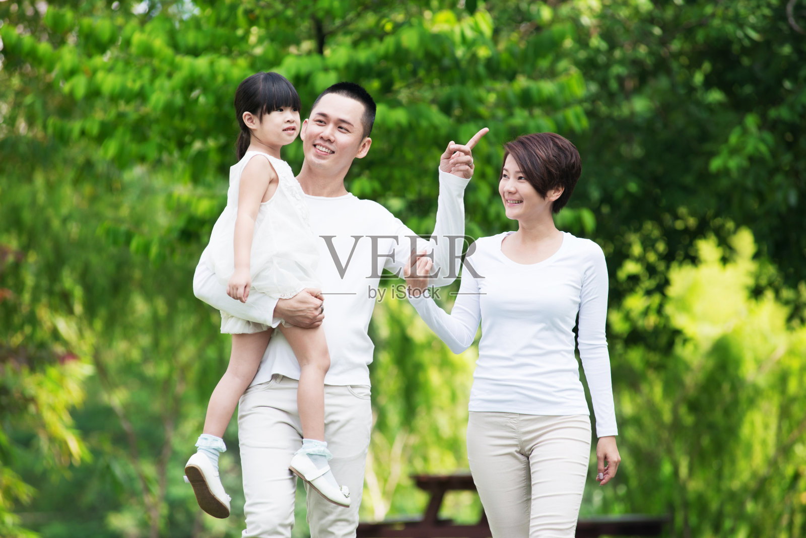 快乐的亚洲家庭在公园照片摄影图片