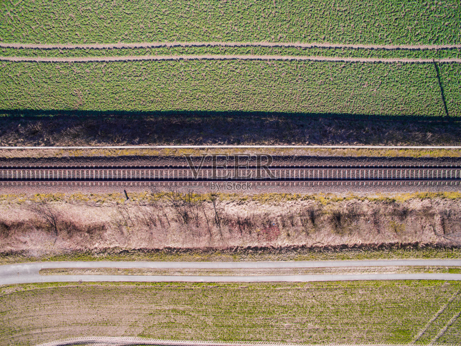 鸟瞰图-俯视图的铁路轨道在农村-德国照片摄影图片