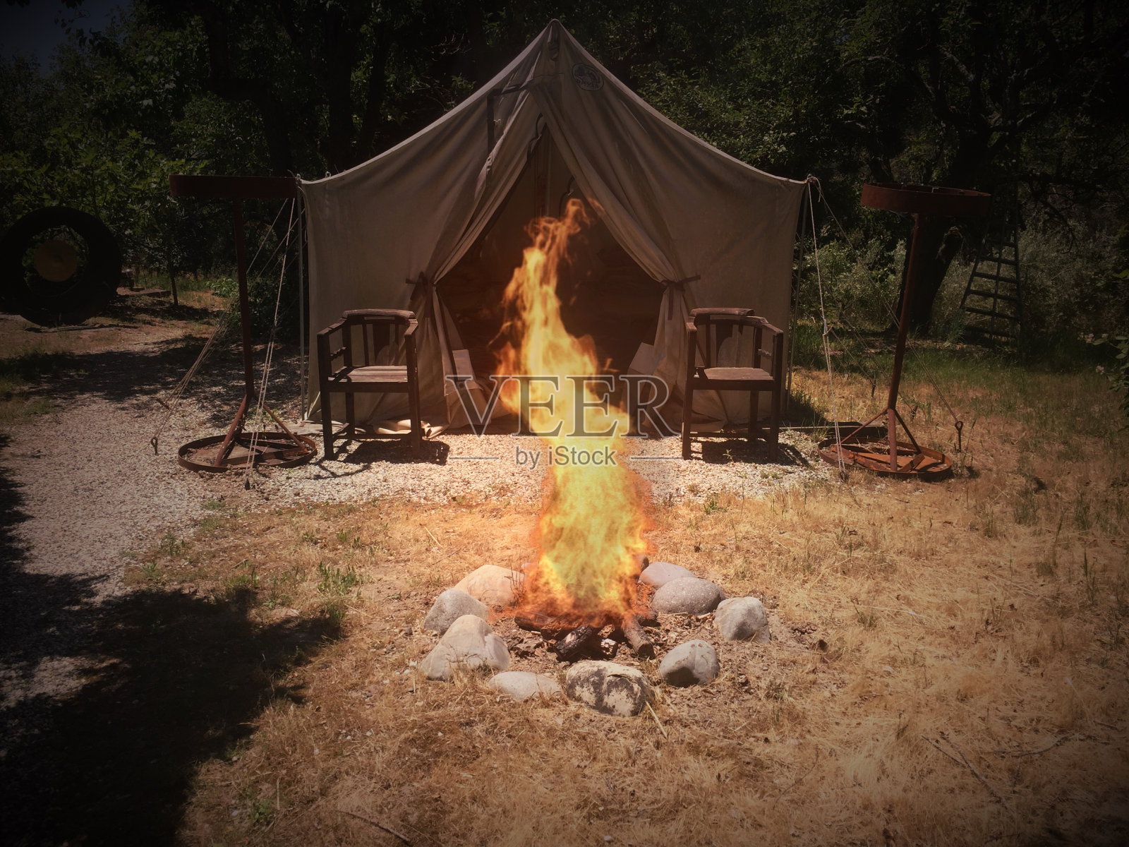 带篝火的狩猎帐篷照片摄影图片